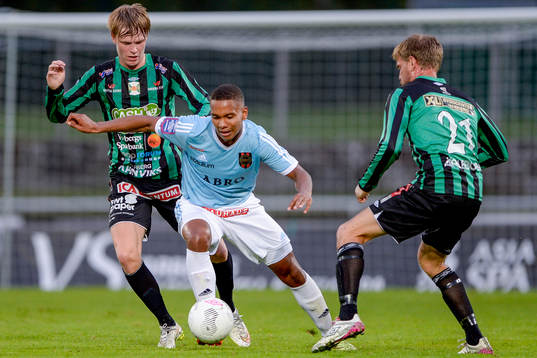 Brommapojkarnas Seth Hellberg  försöker ta sig förbi