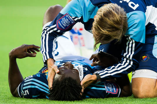 Djugårdens läkare kontrollerar Djurgårdens Sam Johnson