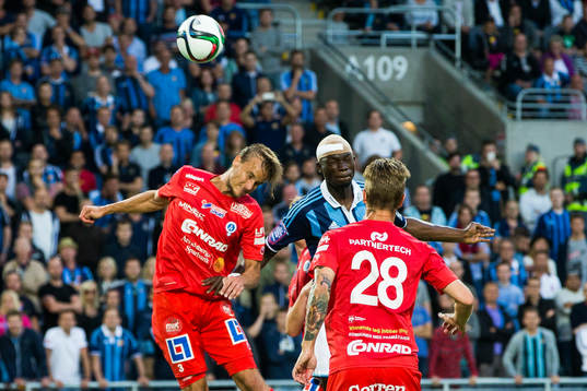 Åtvidabergs Månz Karlsson i en nickduell med Djurgårdens