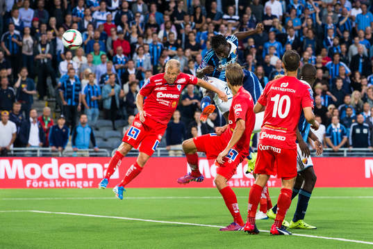 Djurgårdens Sam Johnson med en nick mot mål