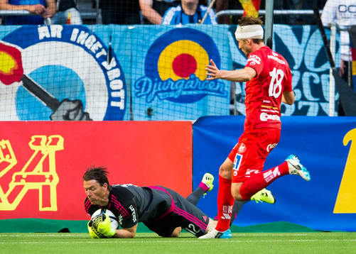 Djurgårdens målvakt Kenneth Høie greppar bollen framför