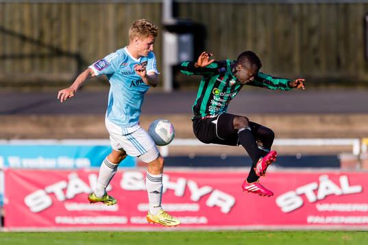 Brommapojkarnas Carl Starfelt och Varbergs Thomas Boakye