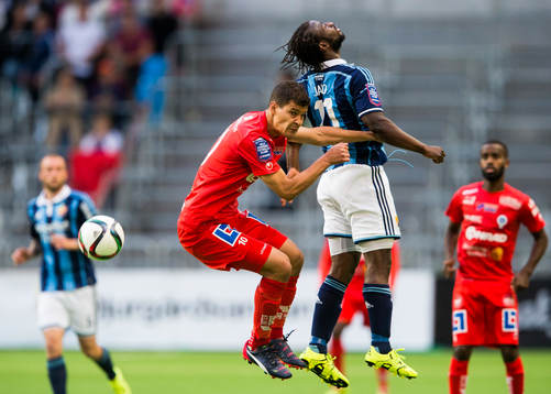 Åtvidabergs Mauricio Albornoz i en nickduell med