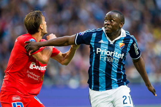 Åtvidabergs Månz Karlsson och Djurgårdens Nyasha Mushekwi
