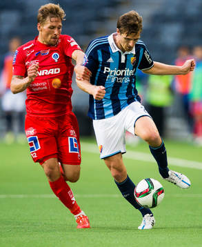 Åtvidabergs Martin Christensen tar tag i Djurgårdens