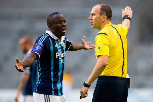 Djurgårdens Nyasha Mushekwi reagerar på domare Jonas