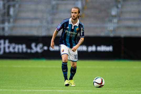 Djurgårdens Daniel Berntsen med bollen