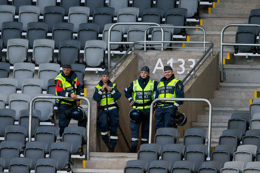 Fyra ordningsvakter följer fotbollsmatchen i Allsvenskan