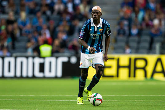 Djurgårdens Omar Colley med bollen