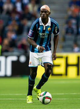 Djurgårdens Omar Colley med bollen