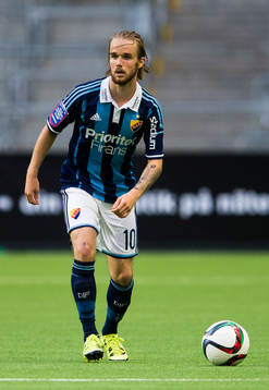 Djurgårdens Daniel Berntsen med bollen