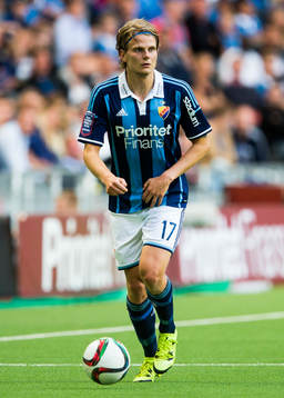 Djurgårdens Tim Björkström med bollen