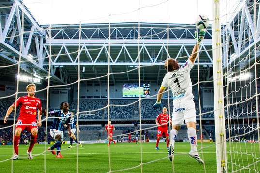 Åtvidabergs målvakt Henrik Gustavsson sträcker ut sig