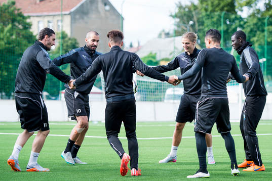 Malmö FFs spelare värmer upp