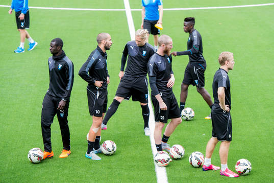 Malmö FFs spelare värmer upp