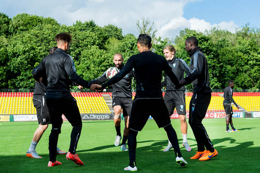 Malmö FFs spelare värmer upp