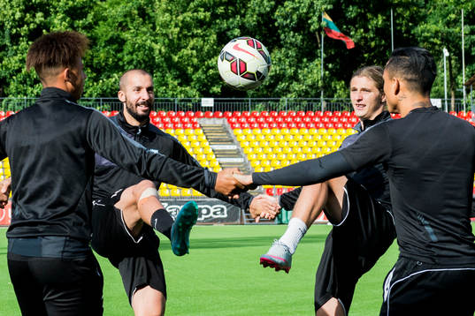 Malmö FFs Guillermo Molins och Pawel Cibicki värmer upp