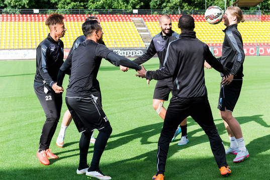 Malmö FFs spelare värmer upp
