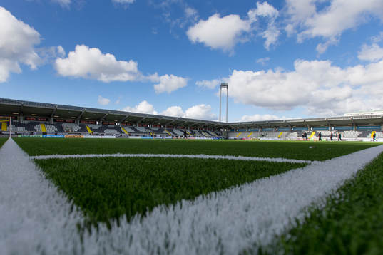 Vy över Bravida Arena från planen innan  fotbollsmatchen