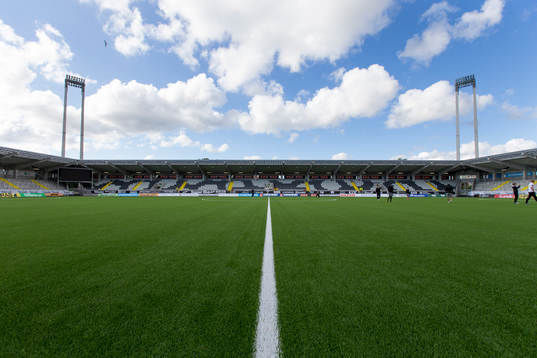 Vy över Bravida Arena från planen innan  fotbollsmatchen
