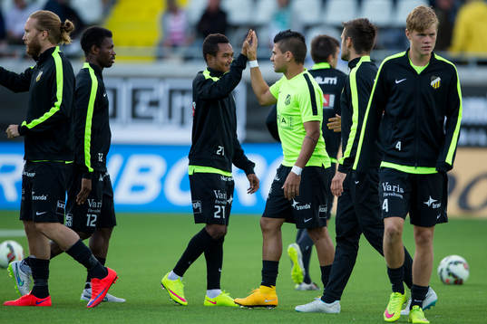 Häckens nyförvärv Paulo De Oliveira gör high five med