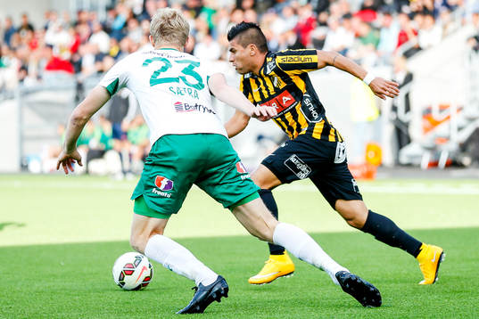 Häckens Paulo de Oliveira mot Hammarbys Lars Saetra