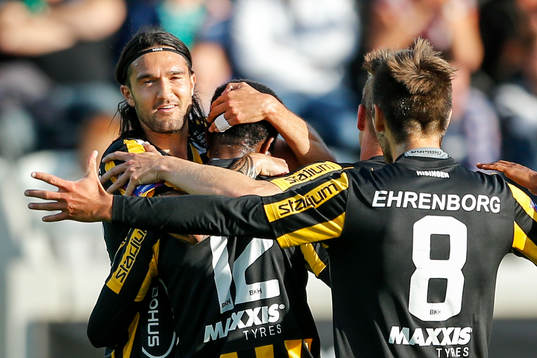 Häckens spelare firar 1-0 av Mohammed Abubakari