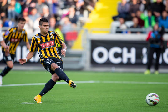 Häckens Paulo De Oliveira skjuter 2-1 på straff