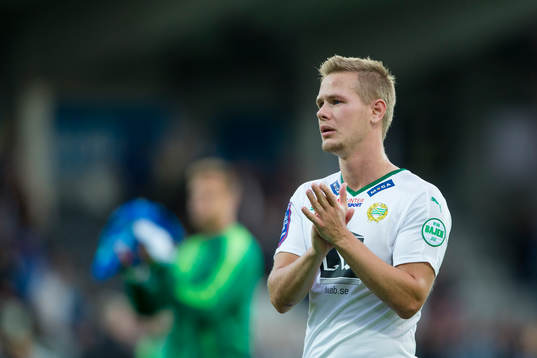 Hammarbys Erik Israelsson tackar klacken