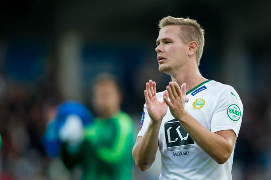 Hammarbys Erik Israelsson tackar klacken