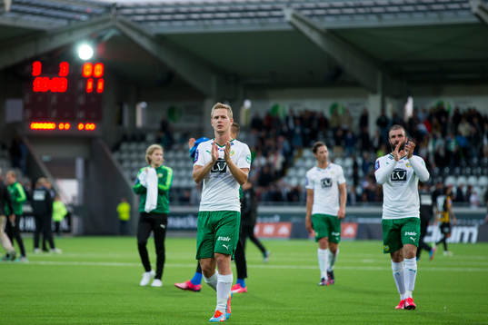 Hammarbys Erik Israelsson och Kennedy Bakircioglu tackar