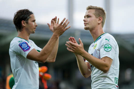 Hammarbys Philip Haglund och Erik Israelsson tackar klacken