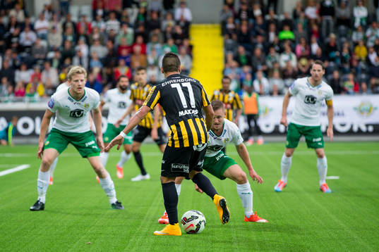 Häckens Paulo De Oliveira mot ett samlat Hammarby försvar