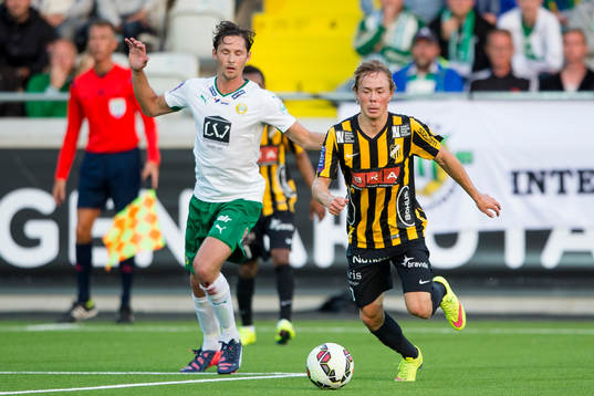 Häckens Joel Andersson tar sig förbi Hammarbys Philip