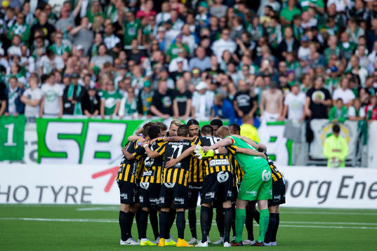 Häcken innan avspark i fotbollsmatchen i Allsvenskan