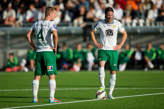Hammarbys Erik Israelsson och Linus Hallenius vid avspel
