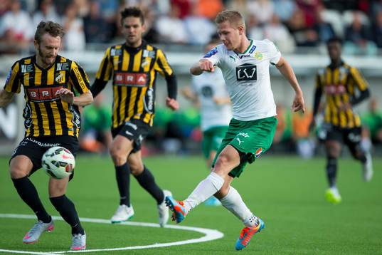 Hammarbys Erik Israelsson skjuter ett skott förbi Häckens