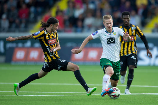 Häckens Leonard Zuta försöker stoppa Hammarbys Erik
