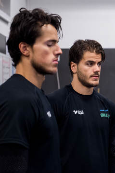 Almen Bibic och Alen Bibic ligger utmattad på golvet