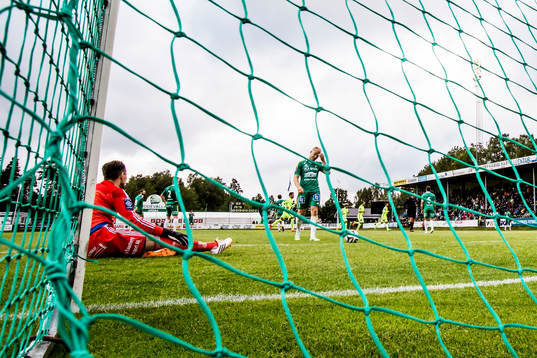 Ljungskiles målvakt Ivo Vazgec  deppar