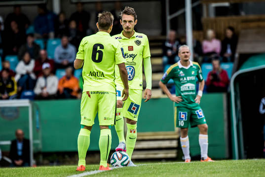 Jönköpings Daryl Smylie och Fredik Olsson med avspark