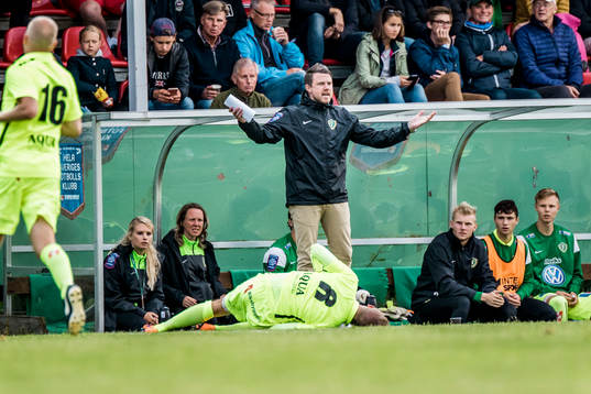 Jönköpings tränare Jimmy Thelin reagerar på ett domslut