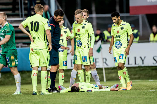 En Jönköpingsspelare ligger skadad och kollas av domare