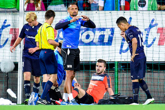 Malmö FFs målvakt Zlatan Azinovic blir utbytt