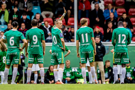 Ljungskiles Jonas Lindberg vinkar till publiken