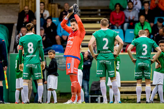Ljungskiles målvakt Ivo Vazgec  vinkar till publiken