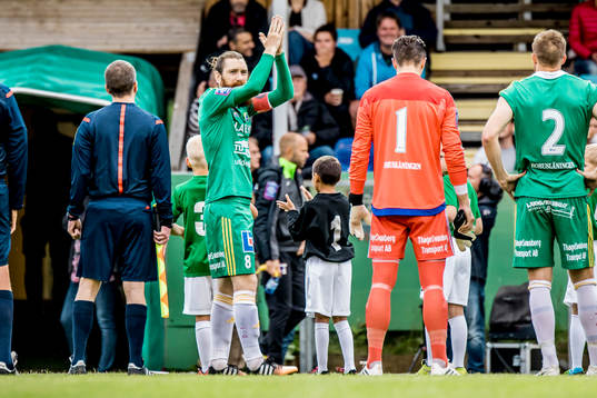 Ljungskiles Markus Gustafsson vinkar till publiken