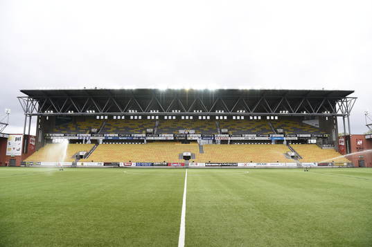 Konstgräset vattnas innan fotbollsmatch i Europa League
