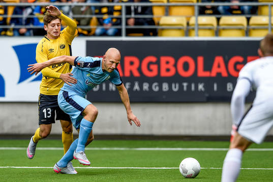 Randers Johnny Thomsen blockerar Elfsborgs Arber Zeneli