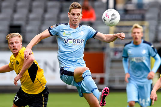 Elfsborgs Per Frick och Randers Jonas Borring i en luftduell